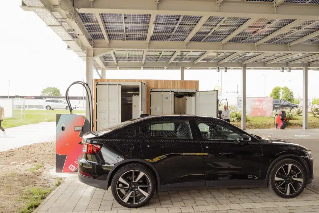 Voltfang Gewerbespeicher mit Ladesäule und Elektroauto