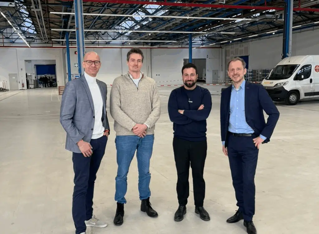 Voltfang-Gründer David Oudsandji mit CFO Dr. Gerrit Janke und Vertretern der Commerzbank