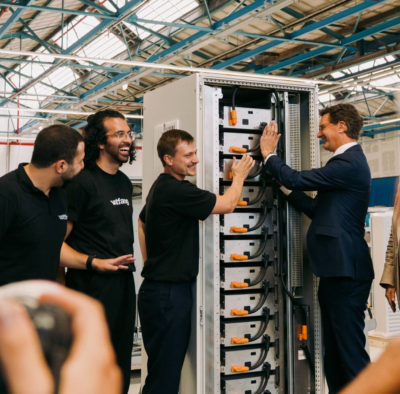 Voltfang-Gründer David Oudsandji, Afshin Doostdar und Roman Alberti eröffnen zeremoniell die Produktion mit NRW-Ministerpräsident Hendrik Wüst