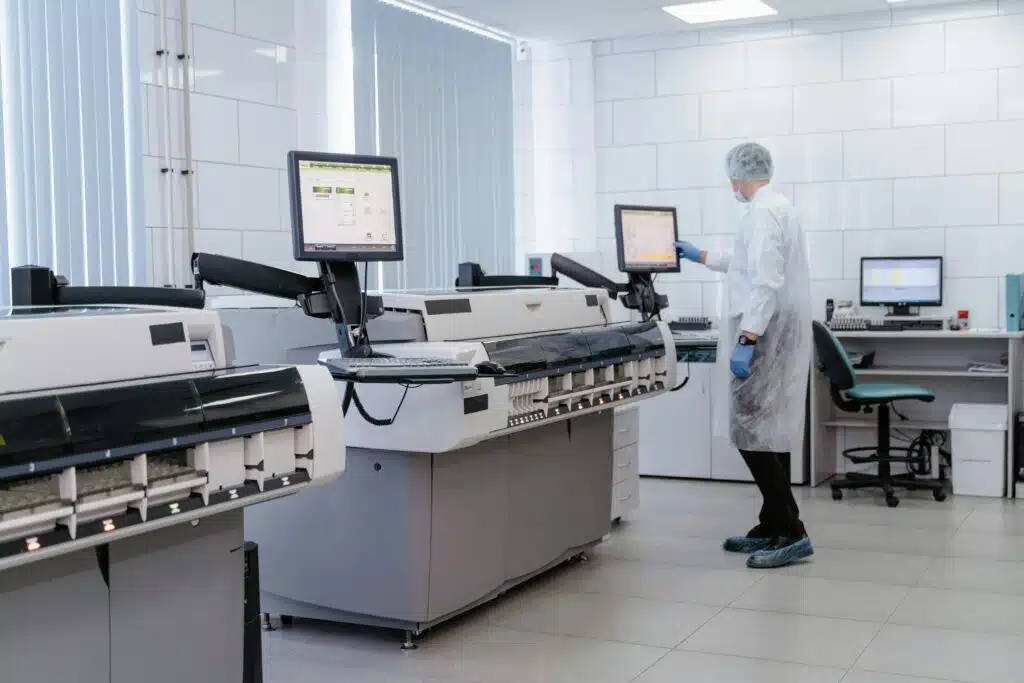 Person an Bildschirm im Chemie- und Kunststoff Labor